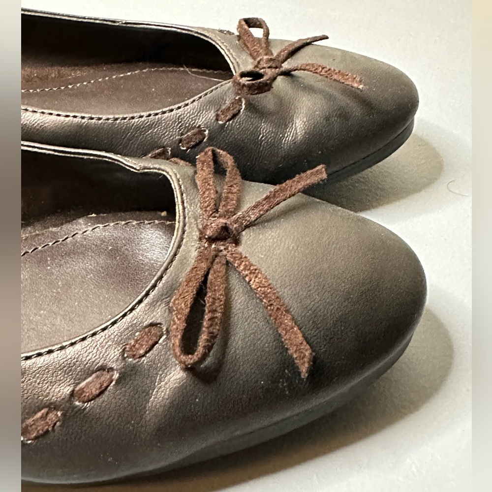 Chaps flats shoes, brown, size 6 B, casual with bows - Picture 7 of 7